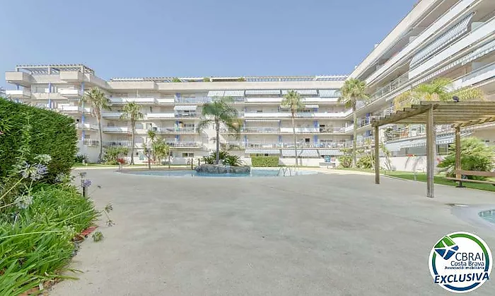 Appartement avec 2 chambres, vue sur le canal et les montagnes, parking privé et piscine communautaire