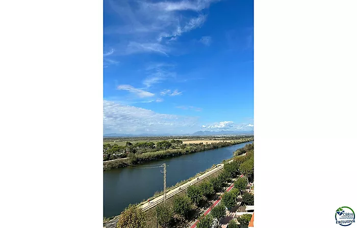 Appartement avec licence touristique rénové en bord de mer avec une vue magnifique sur la mer et le parc naturel des Aiguamolls.