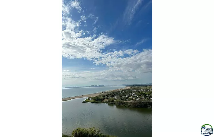 Appartement avec licence touristique rénové en bord de mer avec une vue magnifique sur la mer et le parc naturel des Aiguamolls.