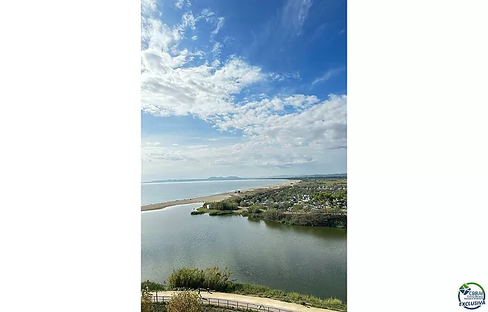 Appartement avec licence touristique rénové en bord de mer avec une vue magnifique sur la mer et le parc naturel des Aiguamolls.