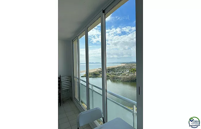 Apartamento reformado con licencia turística en primera línea de playa con magníficas vistas al mar y al parque natural els Aiguamolls