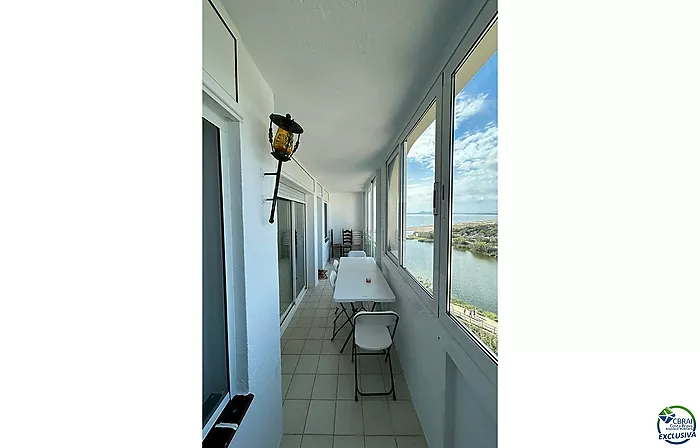 Apartamento reformado con licencia turística en primera línea de playa con magníficas vistas al mar y al parque natural els Aiguamolls