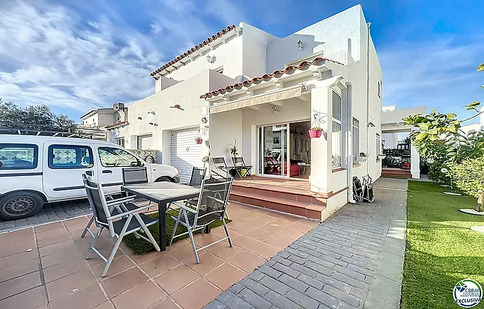 Hermosa Casa en Venta con 3 Dormitorios y Garaje