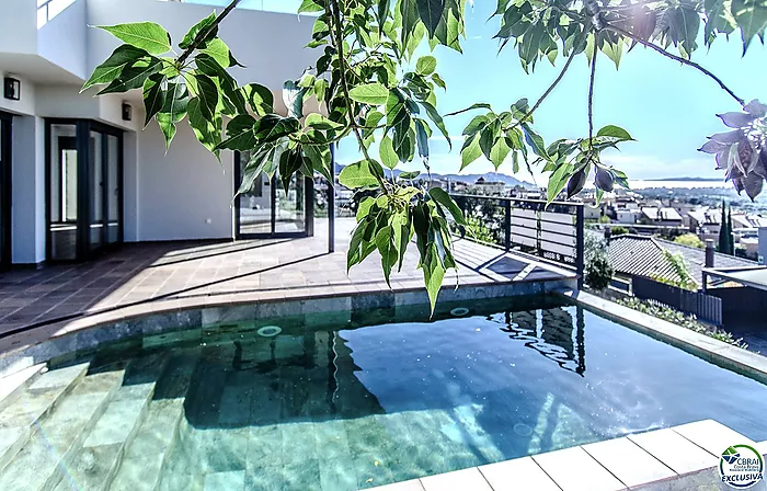 Belle maison avec piscine , garage et vue