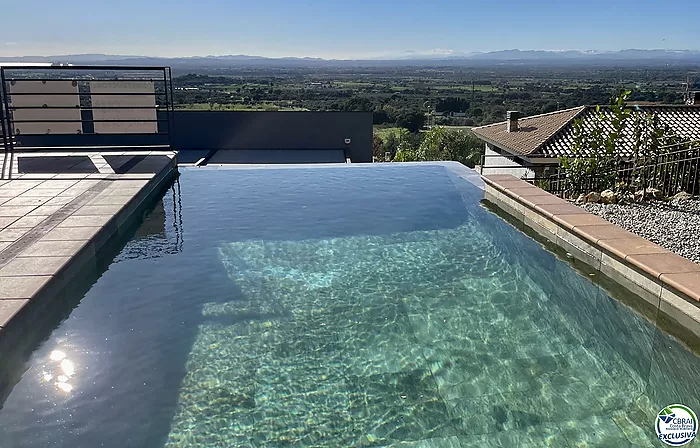 Belle maison avec piscine , garage et vue