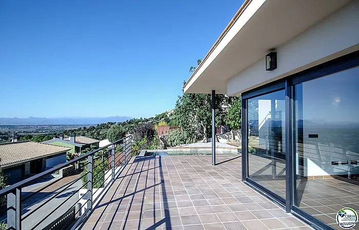 Belle maison avec piscine , garage et vue