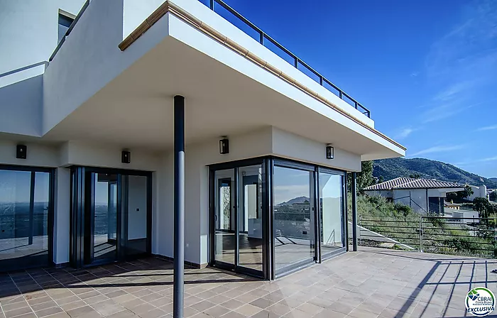 Belle maison avec piscine , garage et vue