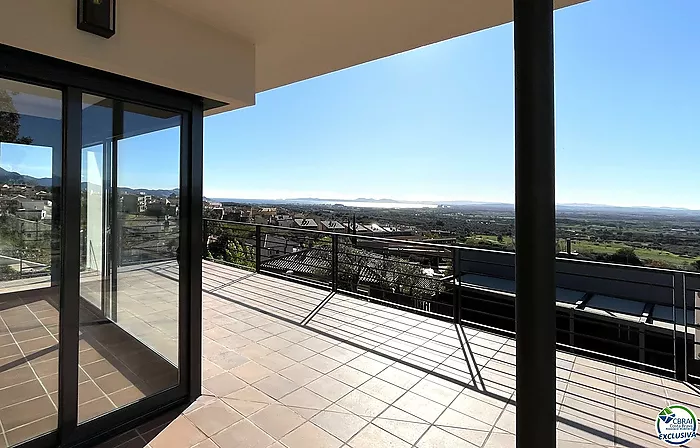 Belle maison avec piscine , garage et vue