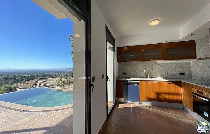 Belle maison avec piscine , garage et vue