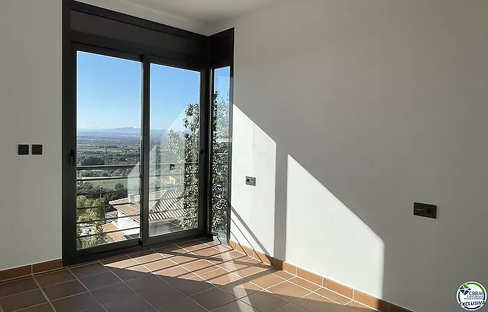 Belle maison avec piscine , garage et vue