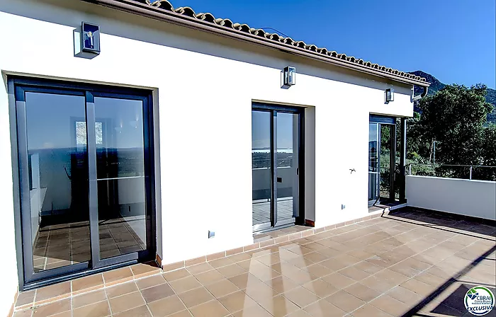 Belle maison avec piscine , garage et vue