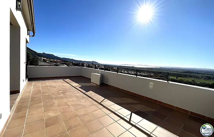 Belle maison avec piscine , garage et vue