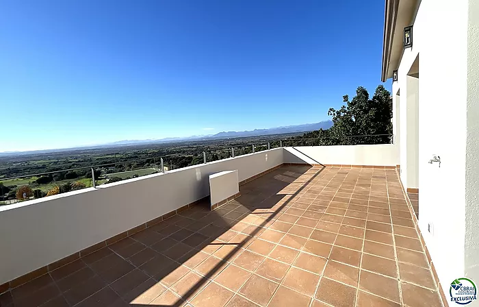 Belle maison avec piscine , garage et vue