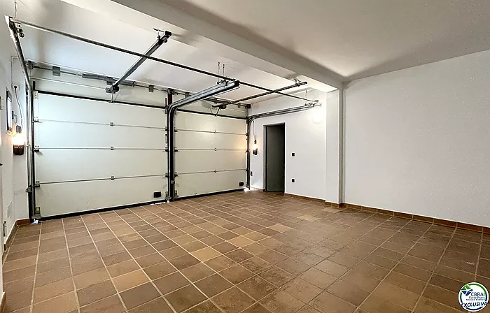 Belle maison avec piscine , garage et vue