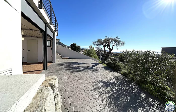 Belle maison avec piscine , garage et vue