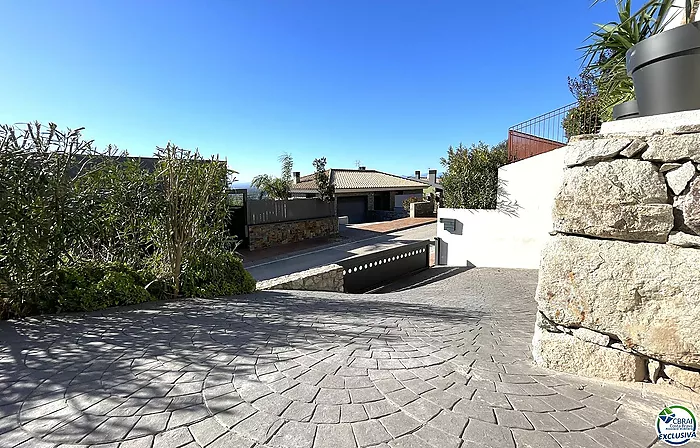 Belle maison avec piscine , garage et vue