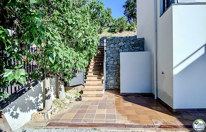 Belle maison avec piscine , garage et vue