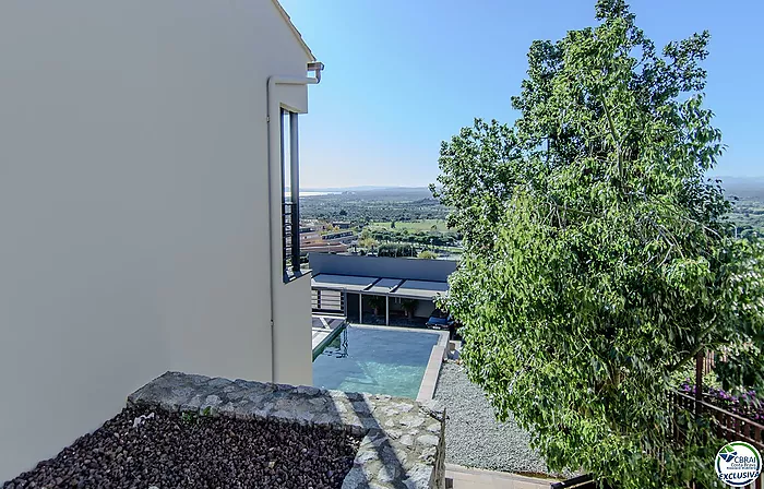 Belle maison avec piscine , garage et vue