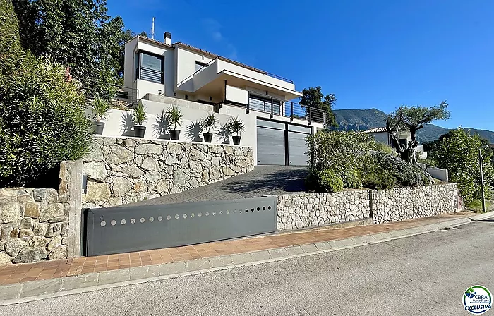 Belle maison avec piscine , garage et vue