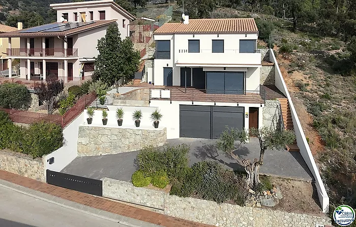 Belle maison avec piscine , garage et vue