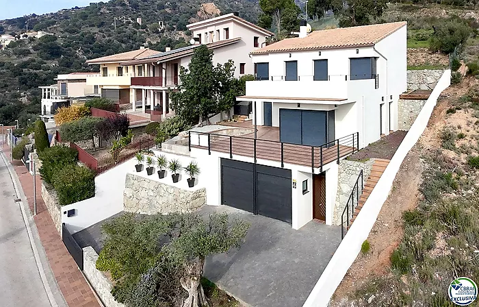 Belle maison avec piscine , garage et vue