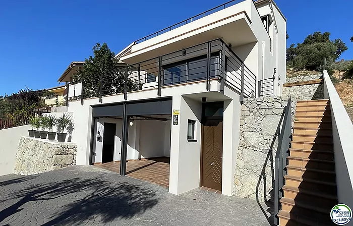 Belle maison avec piscine , garage et vue