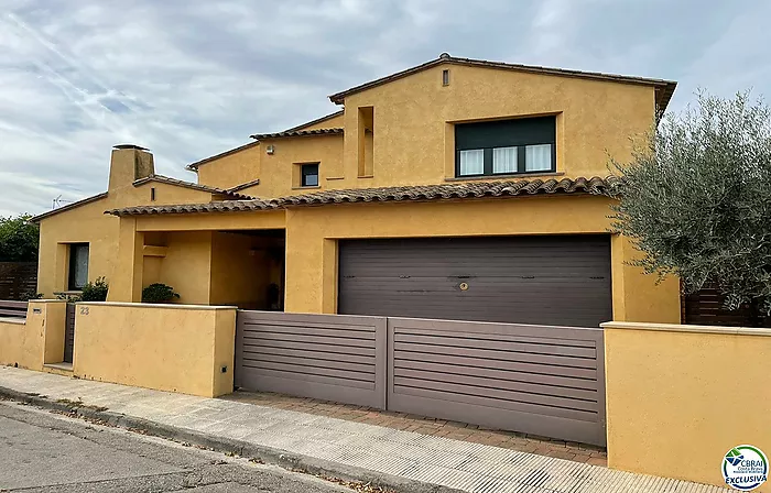 Grande villa à vendre à La Bisbal d'Empordà.