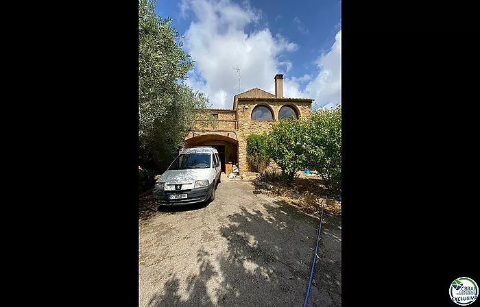 Gran Masía Catalana en el Centro de la Bisbal de Empordà.