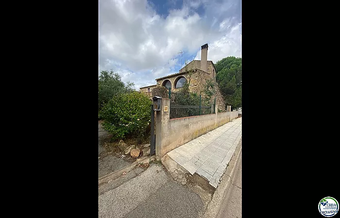 Gran Masía Catalana en el Centro de la Bisbal de Empordà.