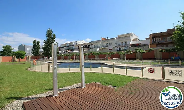 PUIG ROM EMPURIABRAVA Apartamento de dos dormitorios ,  piscina comunitaria y licencia turística