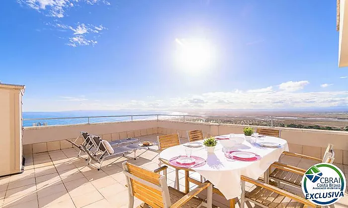 ÀNCORA Ático con dos dormitorios y gran terraza con vistas al mar y con licencia turística