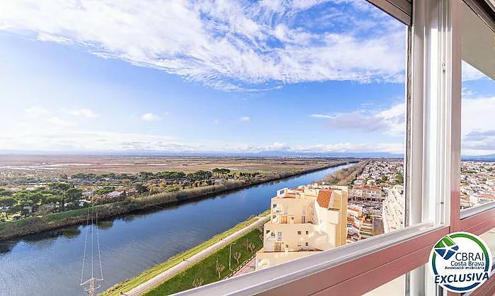 ÀNCORA Ático con dos dormitorios y gran terraza con vistas al mar y con licencia turística