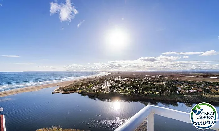 ÀNCORA Ático con dos dormitorios y gran terraza con vistas al mar y con licencia turística