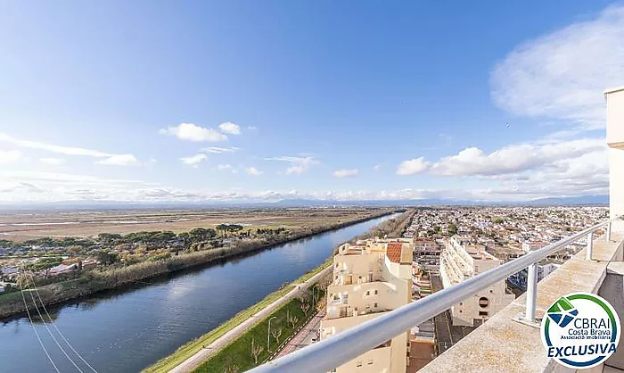 ÀNCORA Ático con dos dormitorios y gran terraza con vistas al mar y con licencia turística