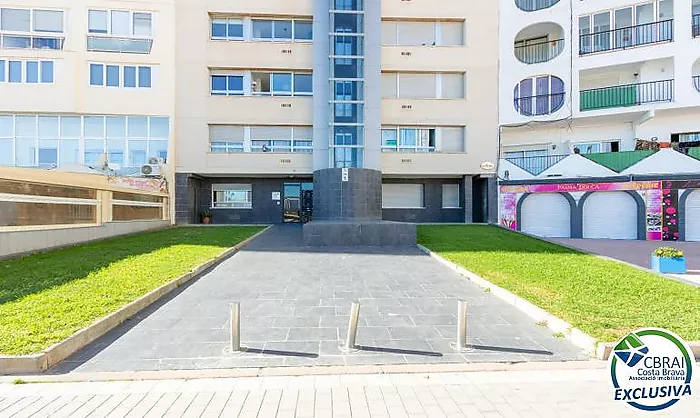 ÀNCORA Ático con dos dormitorios y gran terraza con vistas al mar y con licencia turística