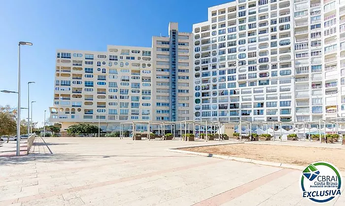 ÀNCORA Ático con dos dormitorios y gran terraza con vistas al mar y con licencia turística