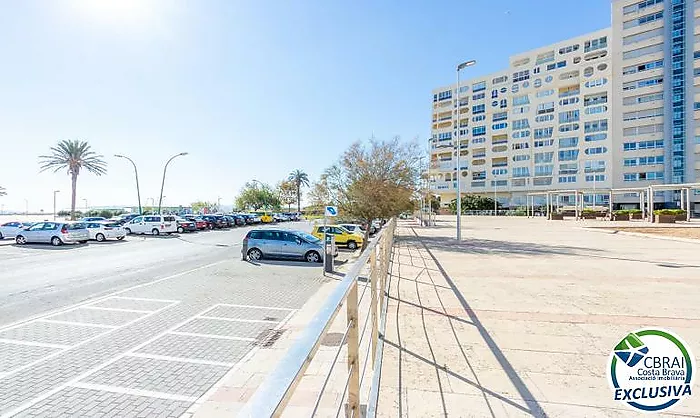 ÀNCORA Ático con dos dormitorios y gran terraza con vistas al mar y con licencia turística