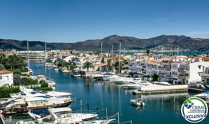 ÀNCORA Ático con dos dormitorios y gran terraza con vistas al mar y con licencia turística