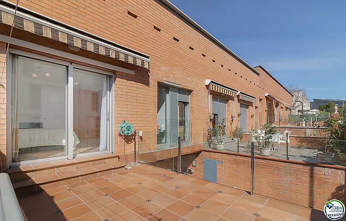 Bonita casa adosada en perfecto estado de conservación en la zona de Mas Ramada de Girona.