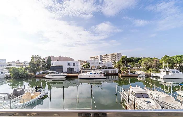 Appartement moderne avec vue sur les canaux, amarrage et licence touristique