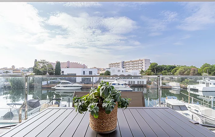 Appartement moderne avec vue sur les canaux, amarrage et licence touristique