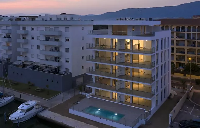 Appartement moderne avec vue sur les canaux, amarrage et licence touristique