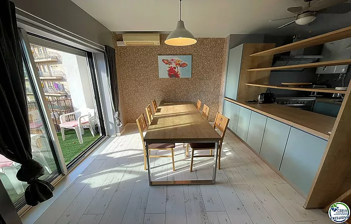 APPARTEMENT ENSOLEILLÉ ET RÉNOVÉ, 3 CHAMBRES, 2 SALLES DE BAINS À 150 M DE LA PLAGE, PROCHE DE TOUS LES SERVICES.