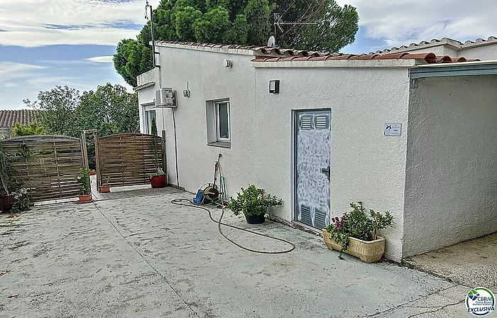 CASA DE 3 HABITACIONES EN ROSES, RENOVADA, OASIS DE TRANQUILIDAD.