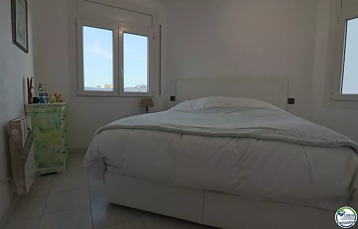 Apartamento de 2 dormitorios con Encanto en el Puerto Principal de Empuriabrava