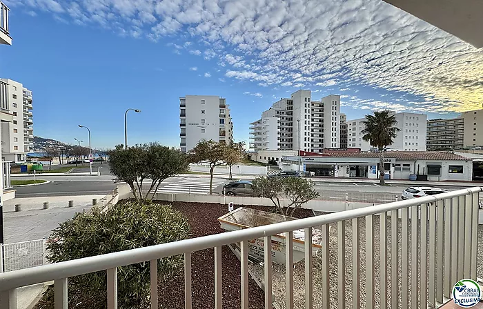 Moderno apartamento reformado con licencia turística a solo 100 metros de la playa, con vistas al mar y plaza de aparcamiento comunitario