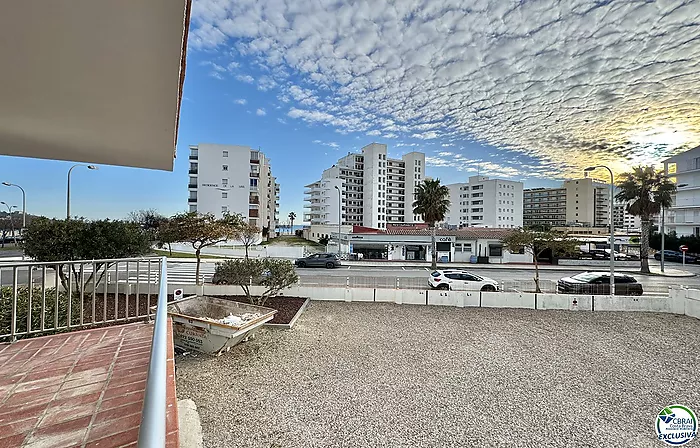 Moderno apartamento reformado con licencia turística a solo 100 metros de la playa, con vistas al mar y plaza de aparcamiento comunitario