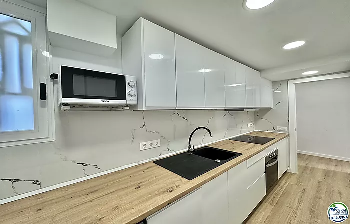 Moderno apartamento reformado con licencia turística a solo 100 metros de la playa, con vistas al mar y plaza de aparcamiento comunitario