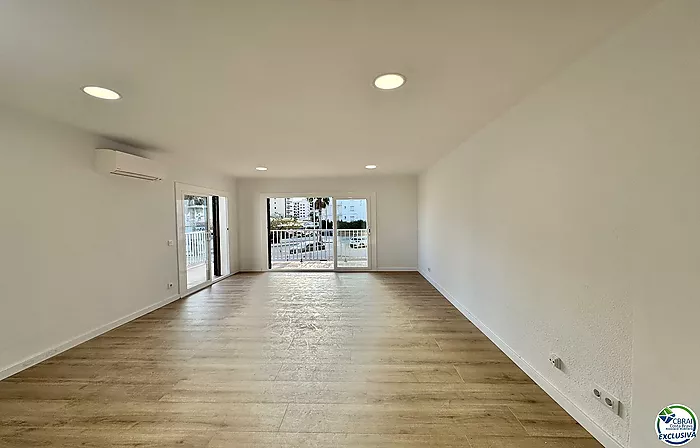 Moderno apartamento reformado con licencia turística a solo 100 metros de la playa, con vistas al mar y plaza de aparcamiento comunitario