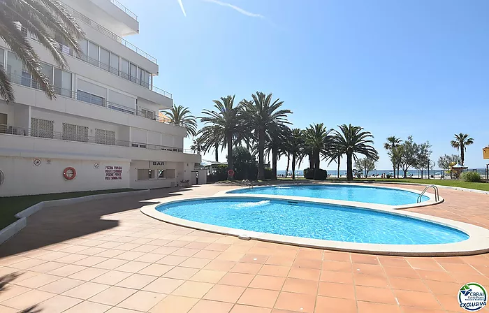 Estudio en primera linea de mar con piscinas comunitarias en Santa Margarita, Roses